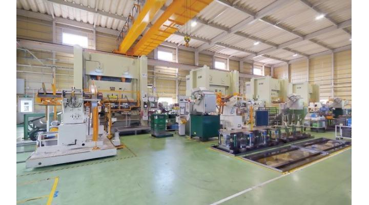高精度なプレス加工の現場