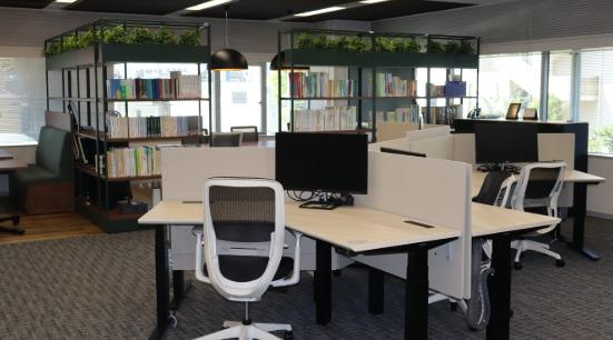 本社内執務スペース