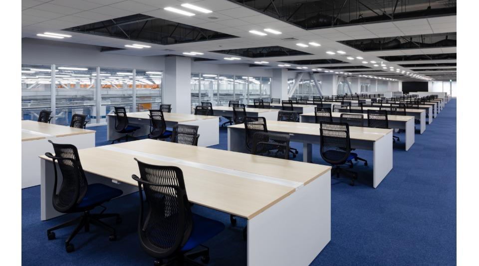 工場内が見えるオフィス