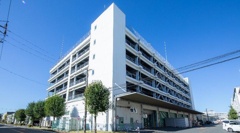 立体駐車場付きで車通勤も可能。
