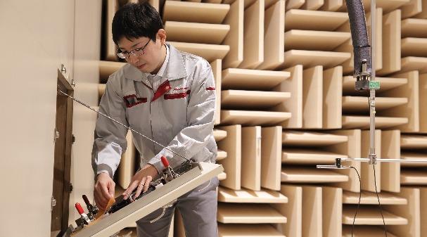 無響室にスピーカーセッティング