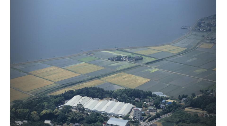 雄大な霞ヶ浦に面した工場全景